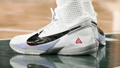 开云App下载-遗憾伤退！阿德托昆博穿着Freak2，得到22分13篮板7助攻