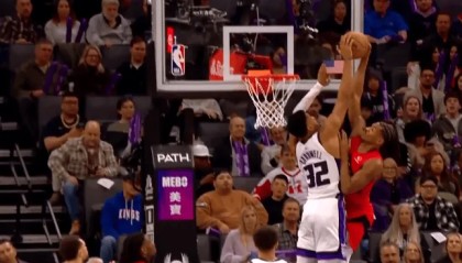 开云App下载-卡德威尔单手正面大帽阿巴基隔扣，随后招呼全场观众庆祝