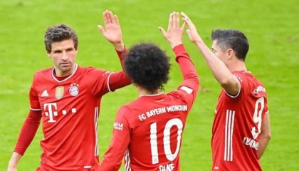 两位新冠康复者“助”兴，拜仁121岁生日快乐！