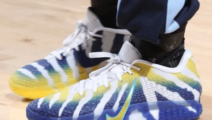 kaiyun-莫兰特穿着莫瑞州立大学配色JA3，得到23分12助攻3盖帽