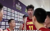 虽败犹荣！赛后中国男篮的队员还在复盘比赛 三宁和雷蒙还很自责